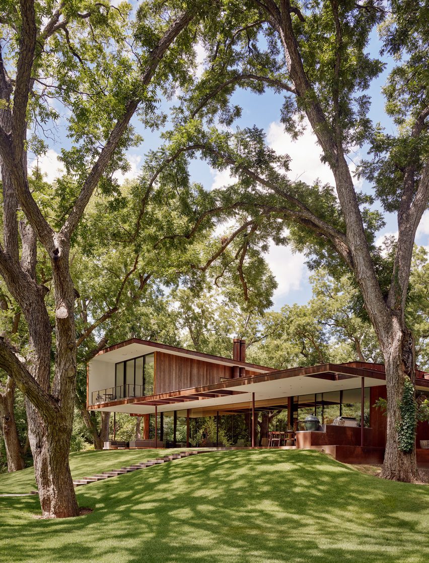 Lakeside retreat by Miró Rivera Architects