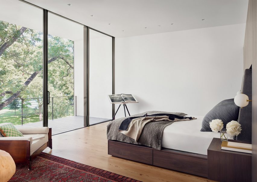 Lakeside retreat by Miró Rivera Architects