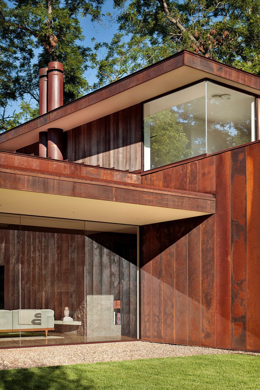 Lakeside retreat by Miró Rivera Architects