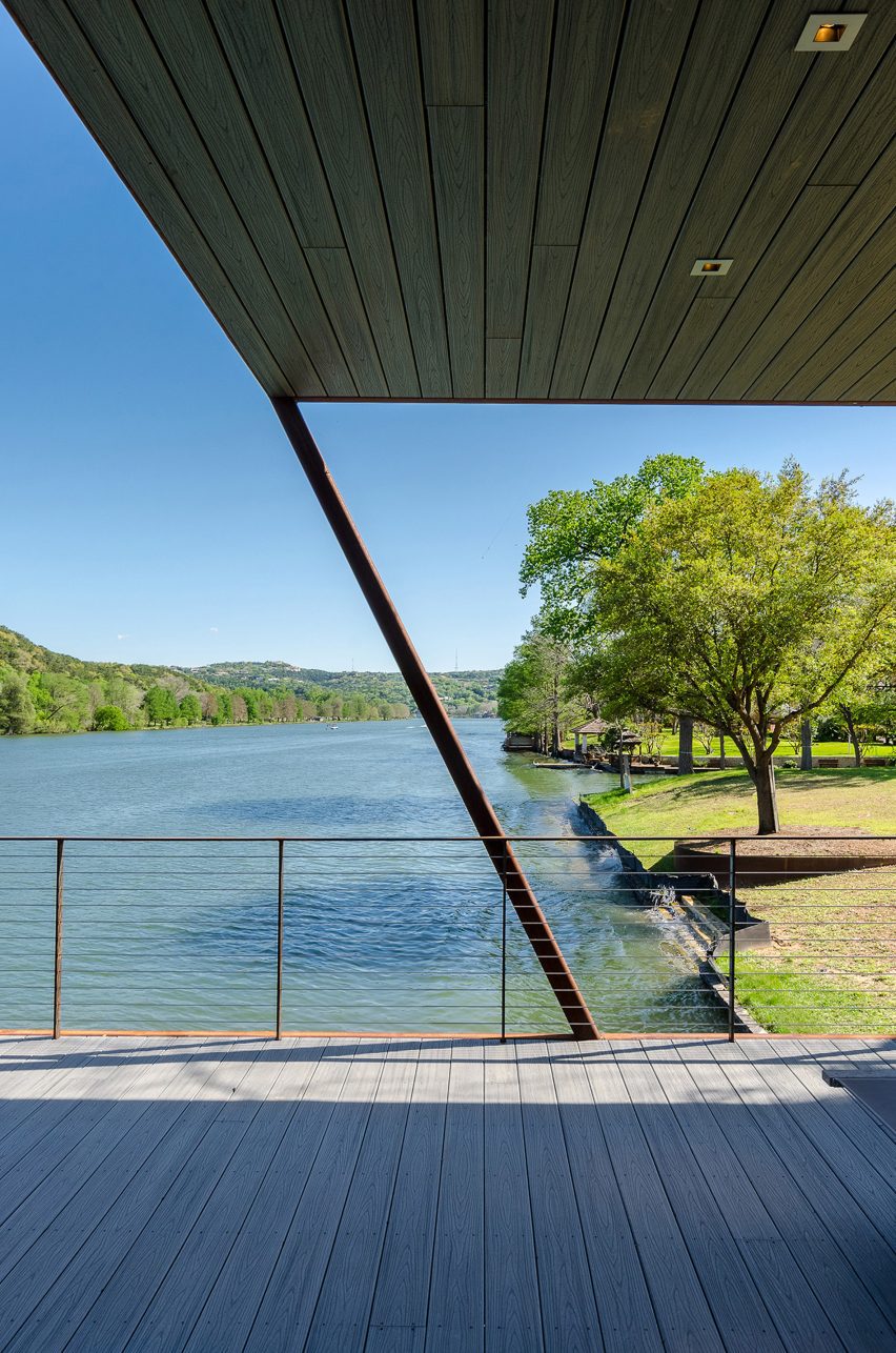 Lakeside retreat by Miró Rivera Architects