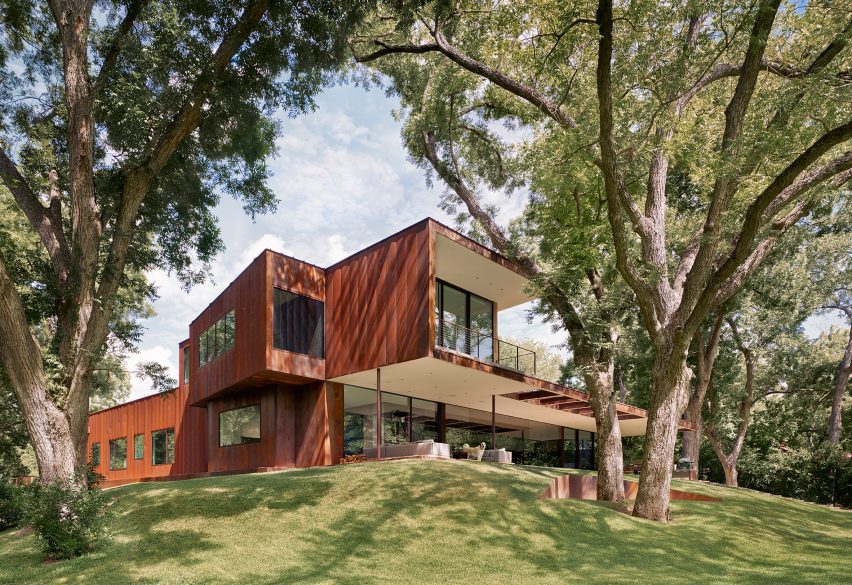 Lakeside retreat by Miró Rivera Architects