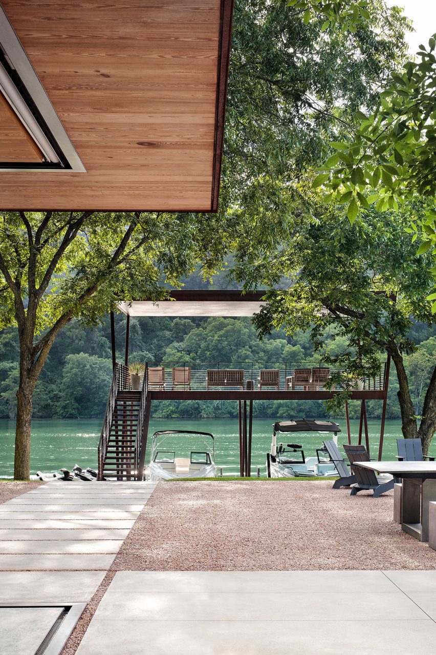 Lakeside retreat by Miró Rivera Architects