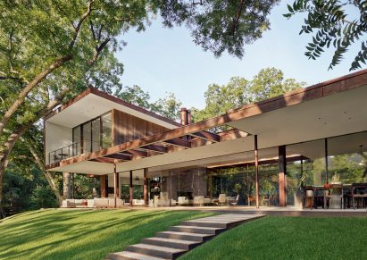 Exterior of Lakeside retreat by Miró Rivera Architects