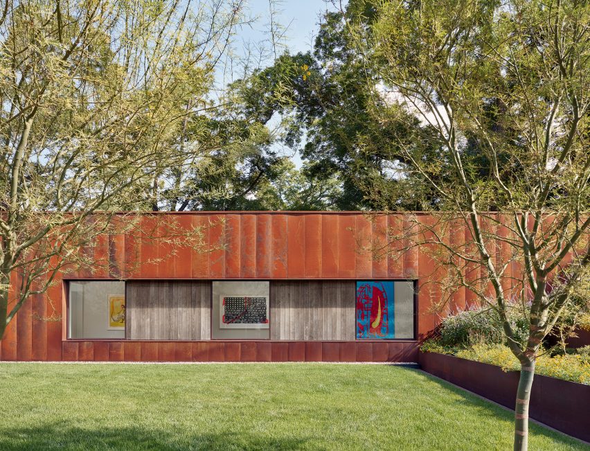 Lakeside retreat by Miró Rivera Architects
