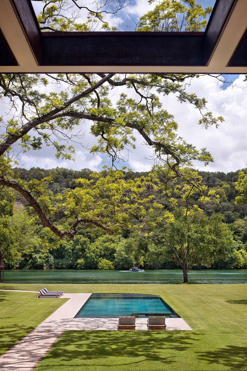 Lakeside retreat by Miró Rivera Architects