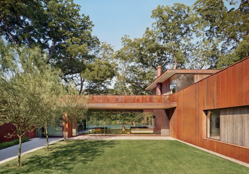 Lakeside retreat by Miró Rivera Architects