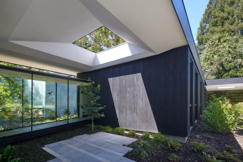 Rear courtyard on California house by Schwartz and Architecture