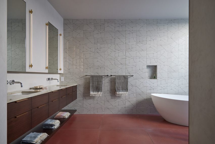 Bathroom of California house by Schwartz and Architecture