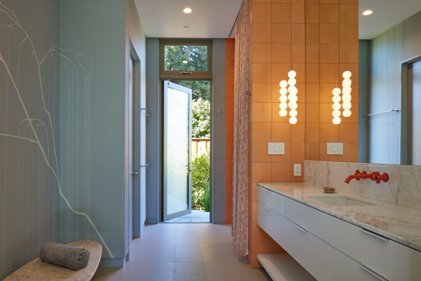 Bathroom with terrarium of California house by Schwartz and Architecture