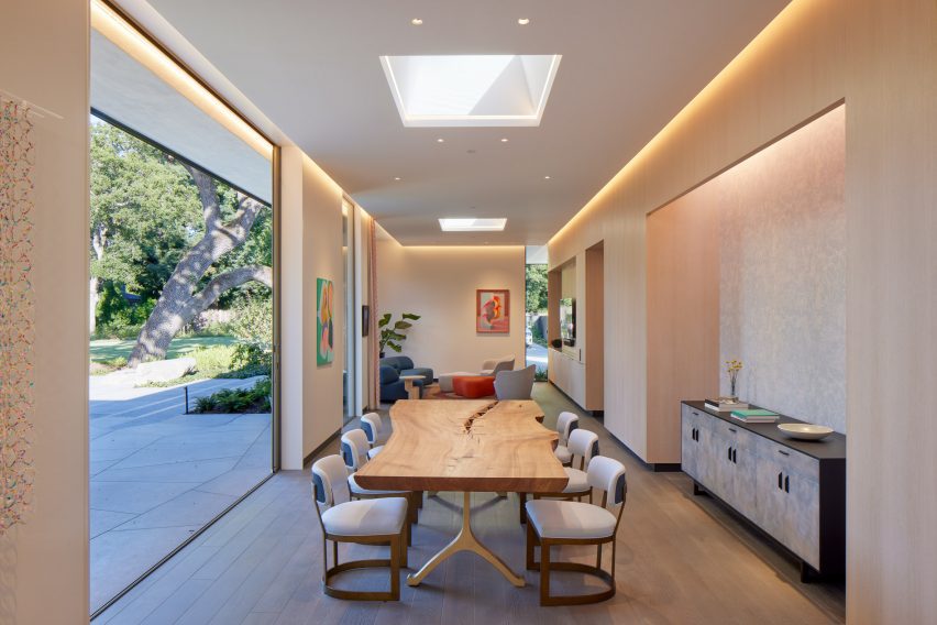 Dining room of California house by Schwartz and Architecture