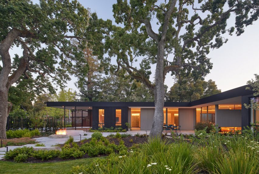 Rear view of California house by Schwartz and Architecture