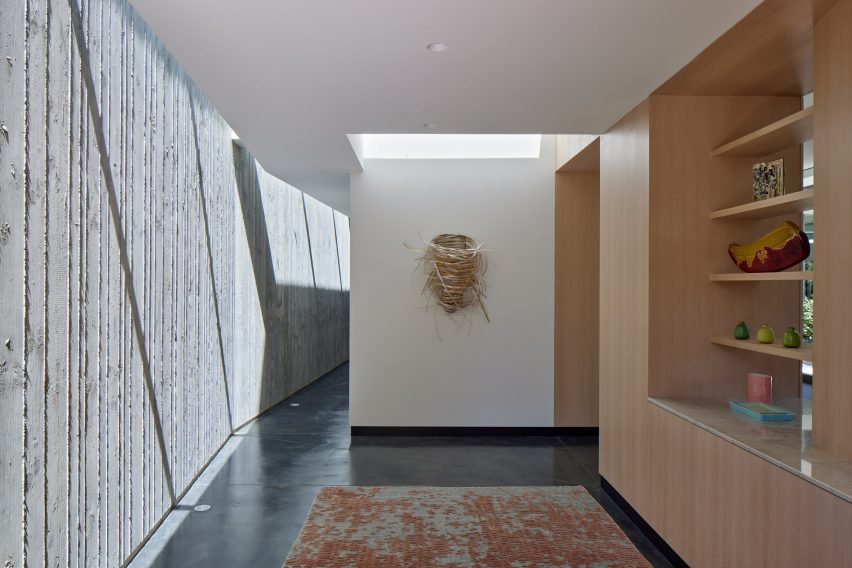 Entry program on California house by Schwartz and Architecture