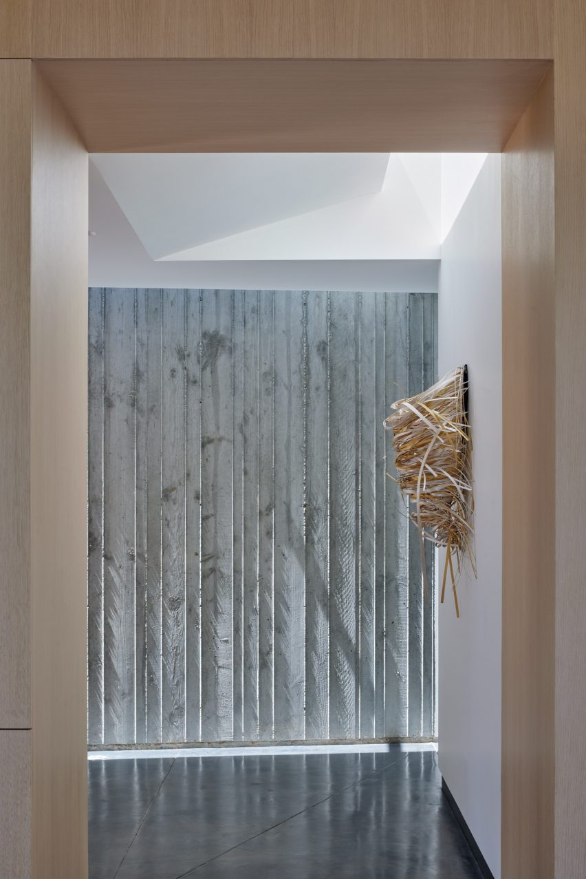 Entry program with concrete wall on California house by Schwartz and Architecture