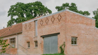 Wraxall Yard by Clementine Blakemore Architects