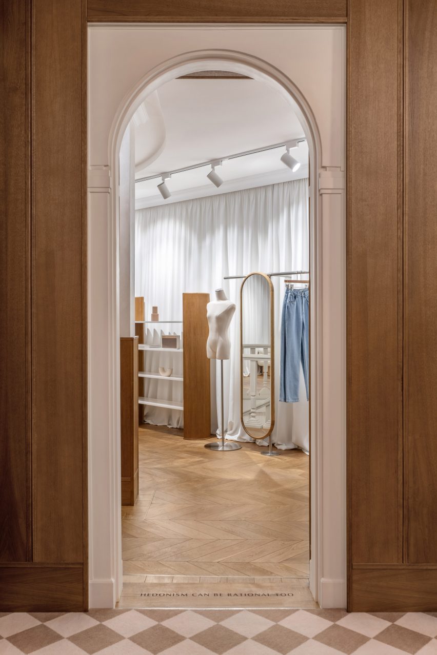 Friends of Fashion store by 725