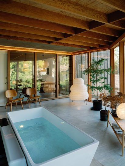 Bathroom with Akari lamps
