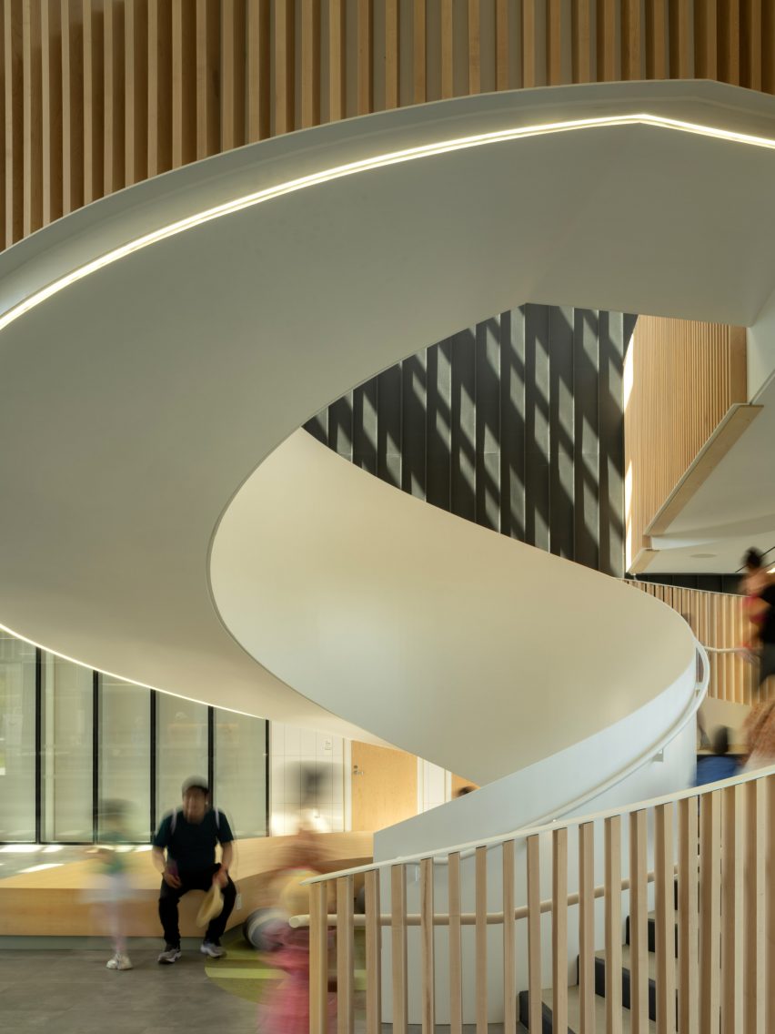 təməsew̓txʷ Aquatic and Community Centre by HCMA
