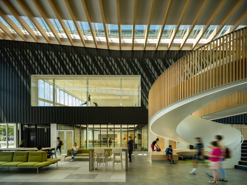 təməsew̓txʷ Aquatic and Community Centre by HCMA