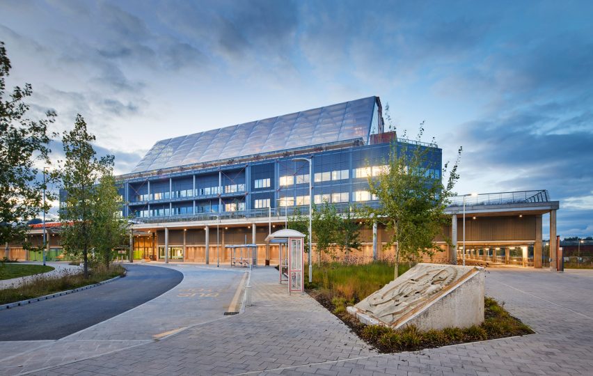 Midland Metropolitan University Hospital by HKS, Cagni Williams and Sonnemann Toon Architects.