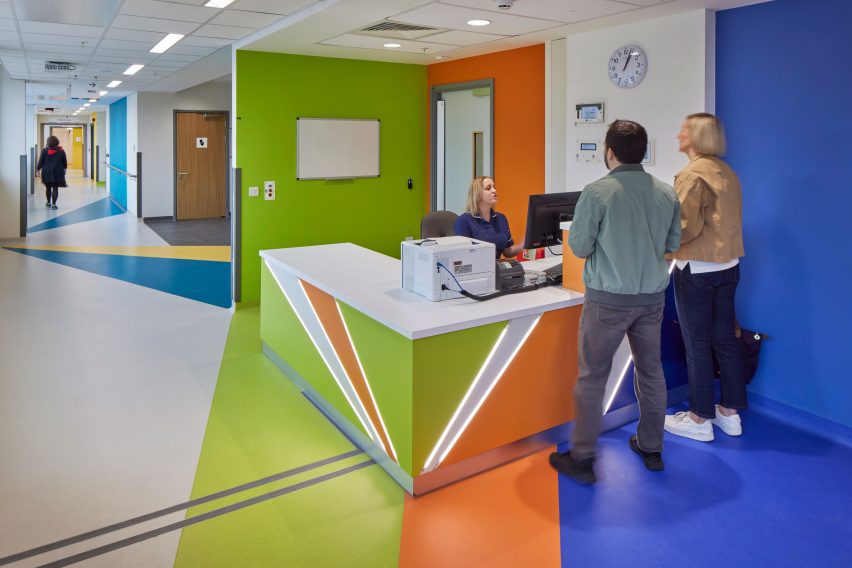 Midland Metropolitan University Hospital by HKS, Cagni Williams and Sonnemann Toon Architects.