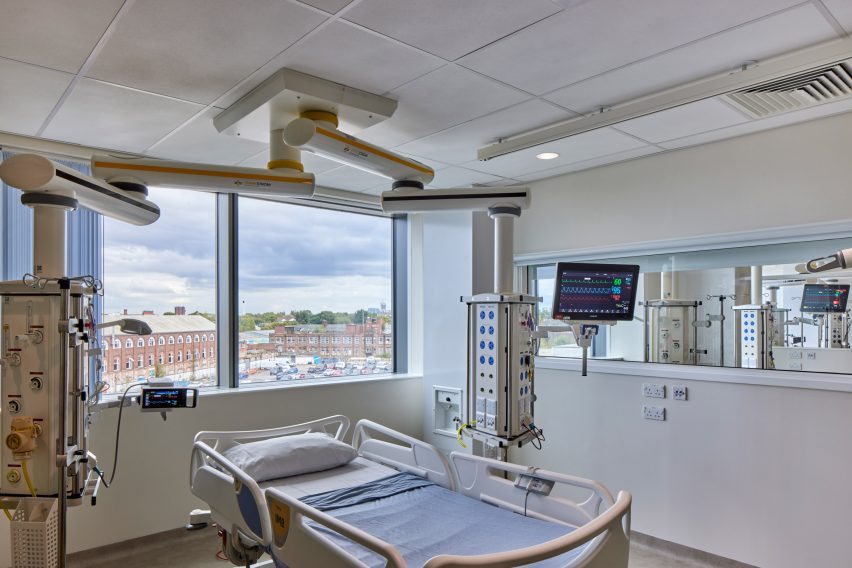Midland Metropolitan University Hospital by HKS, Cagni Williams and Sonnemann Toon Architects.