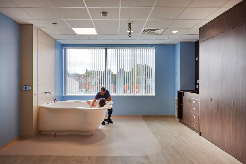 Midland Metropolitan University Hospital by HKS, Cagni Williams and Sonnemann Toon Architects.