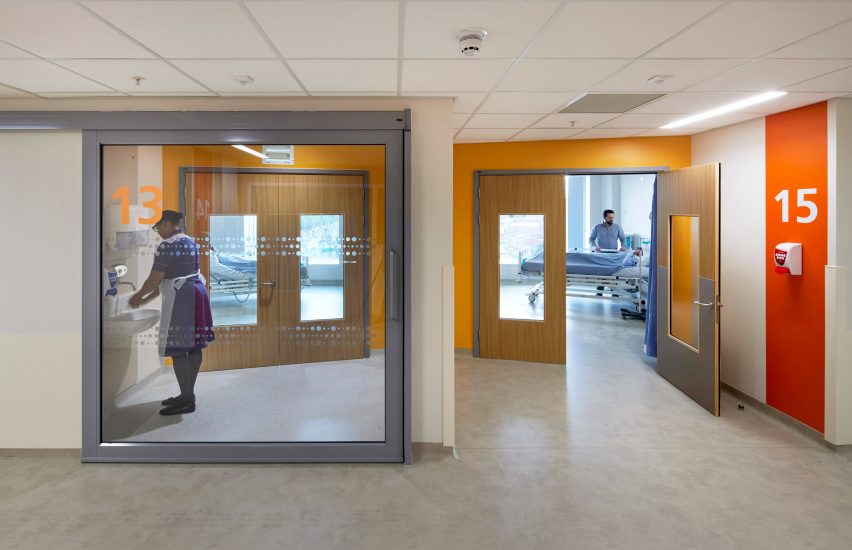Midland Metropolitan University Hospital by HKS, Cagni Williams and Sonnemann Toon Architects.