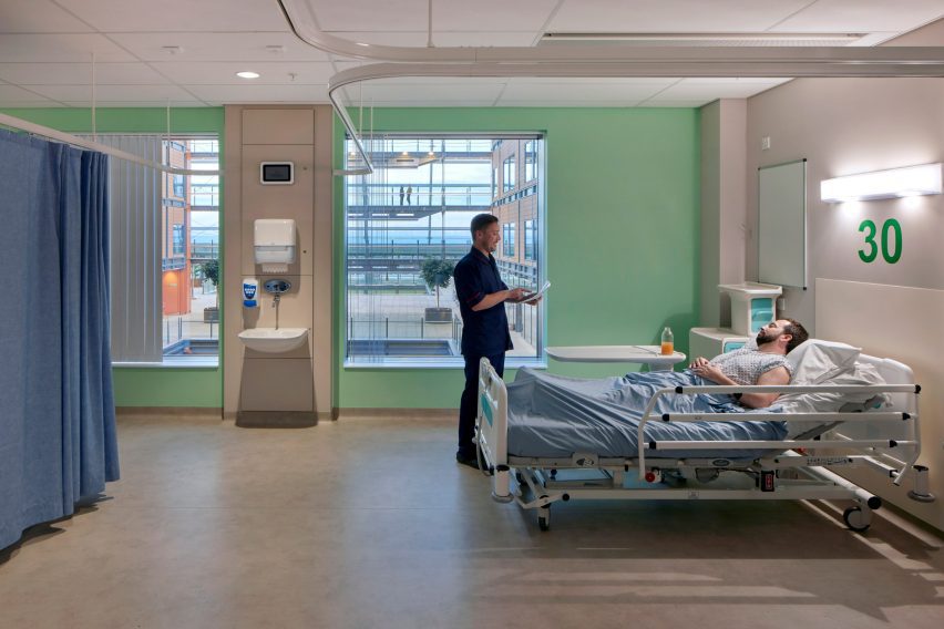Midland Metropolitan University Hospital by HKS, Cagni Williams and Sonnemann Toon Architects.