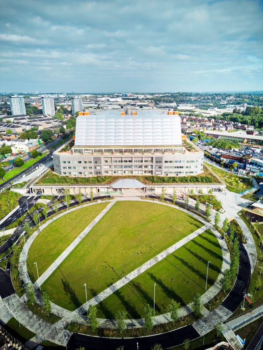 Midland Metropolitan University Hospital by HKS, Cagni Williams and Sonnemann Toon Architects.
