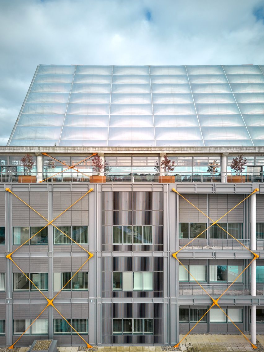 Midland Metropolitan University Hospital by HKS, Cagni Williams and Sonnemann Toon Architects.