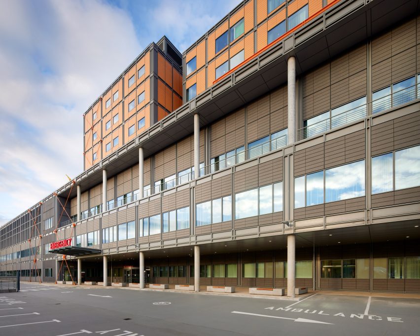 Midland Metropolitan University Hospital by HKS, Cagni Williams and Sonnemann Toon Architects.