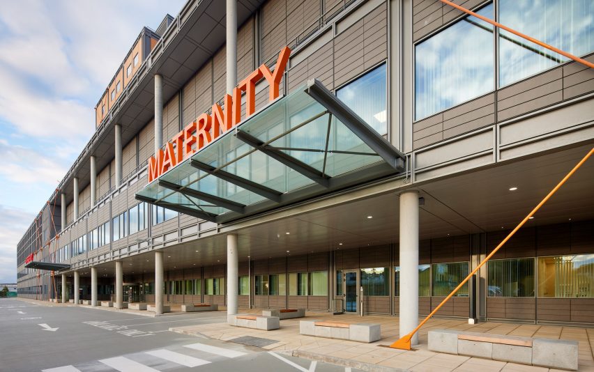 Midland Metropolitan University Hospital by HKS, Cagni Williams and Sonnemann Toon Architects.