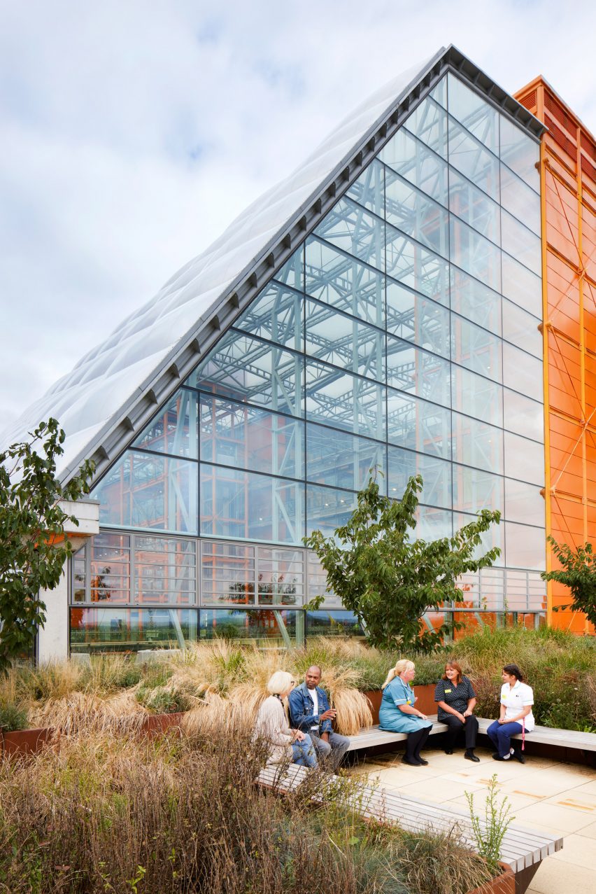 Midland Metropolitan University Hospital by HKS, Cagni Williams and Sonnemann Toon Architects.