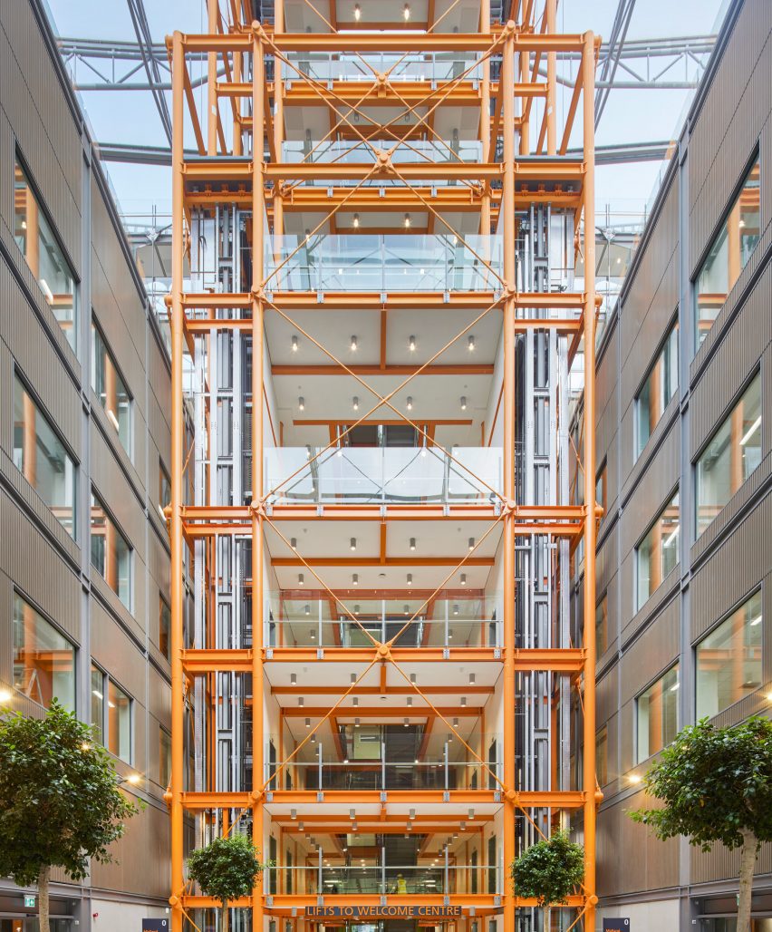 Midland Metropolitan University Hospital by HKS, Cagni Williams and Sonnemann Toon Architects.
