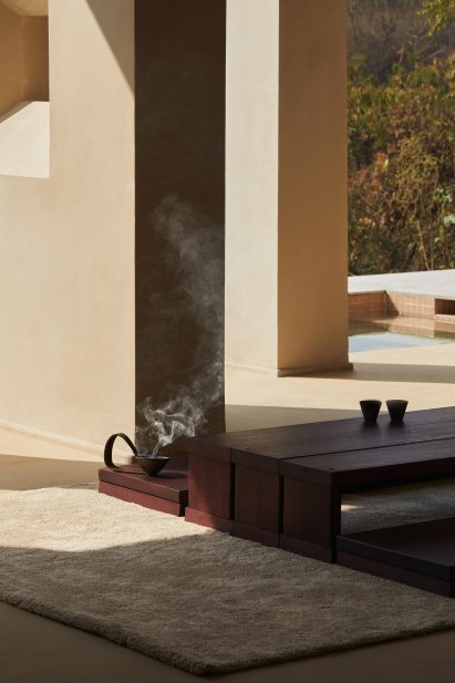 Table and pool in Sār Residence