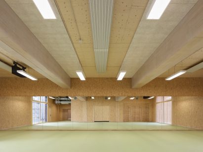 Interior of Sporthallenprovisorium Gloriarank by Itten+Brechbuhl
