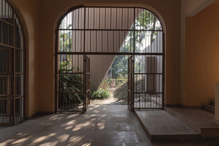 Adisaptagram Society Hall by Abin Design Studio