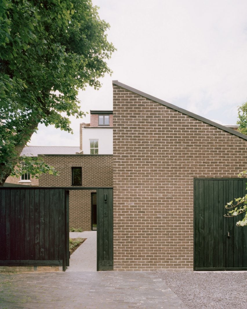 Tree Courtyard House by Ao-ft