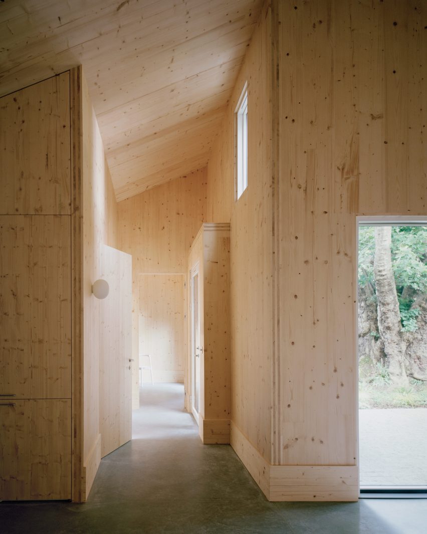 Tree Courtyard House by Ao-ft