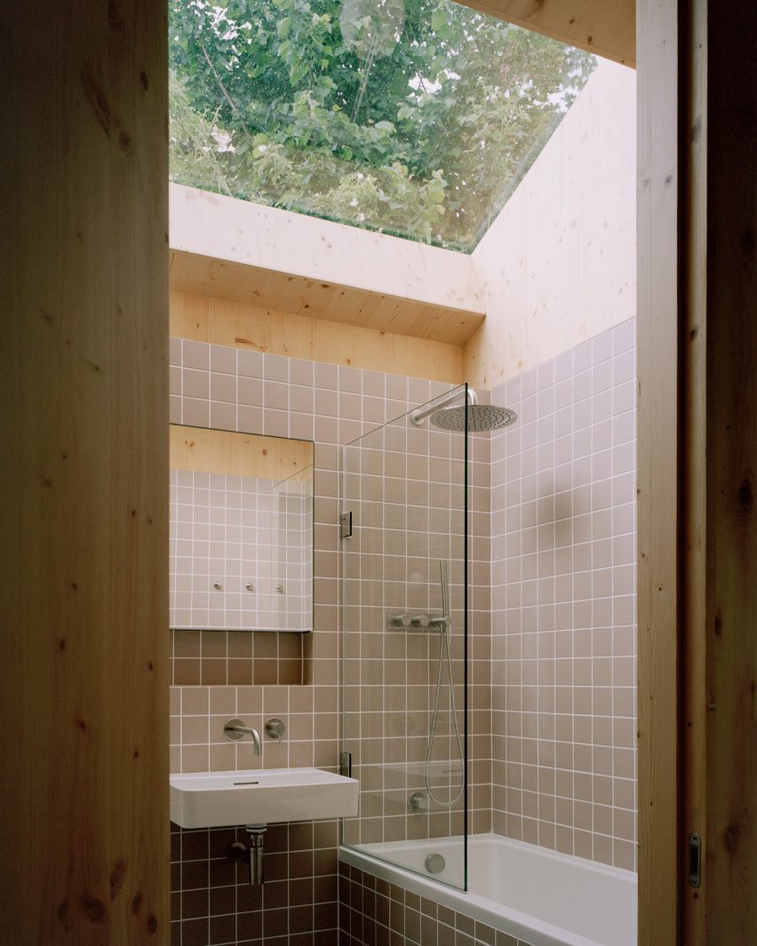 Tree Courtyard House by Ao-ft