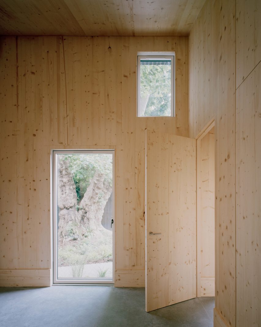 Tree Courtyard House by Ao-ft