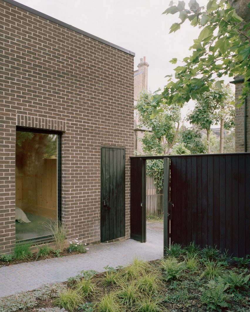Tree Courtyard House by Ao-ft