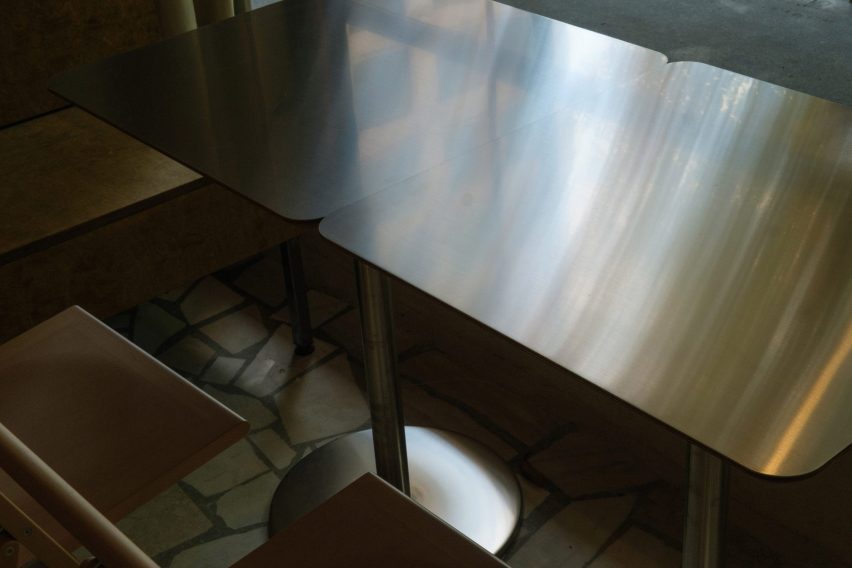 Steel table with light reflected Bar Ton