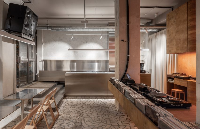Listening bar Romania with concrete, marble and birch plywood features