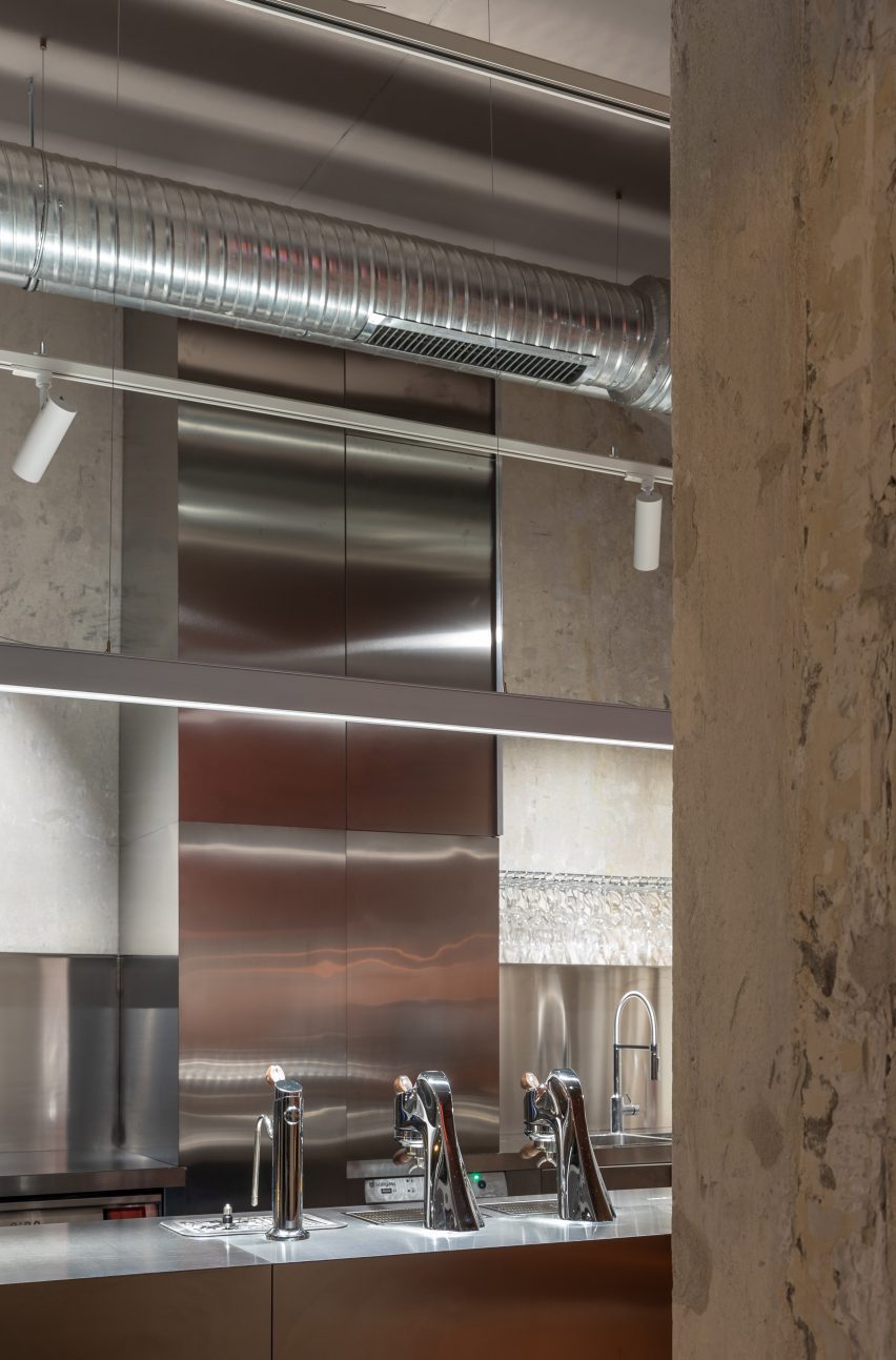Stainless steel bar and concrete pillar