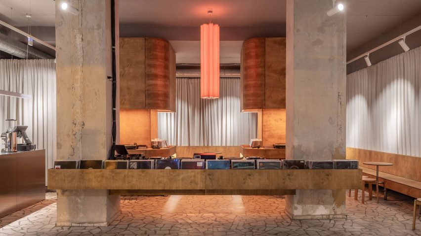 Listening bar with concrete pillars at its centre