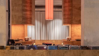 Listening bar Romania with concrete and marble details