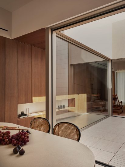 Dining area and storage wall in Casa Gesso
