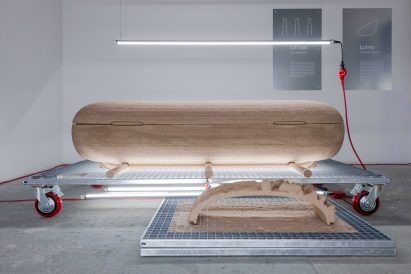 Photo of a smooth and rounded coffin with a cork-like colour and texture made from 3D-printed wood material EconitWood