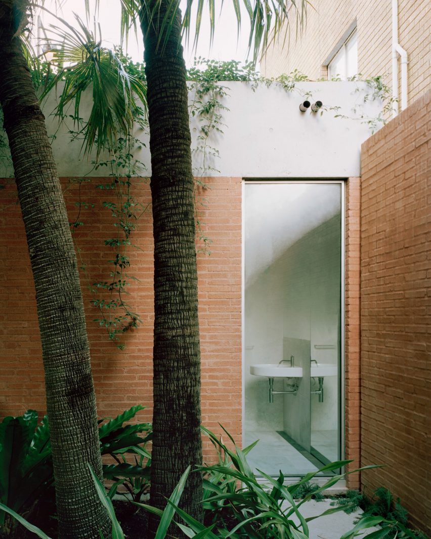 Clifton House by Anthony Gill Architects